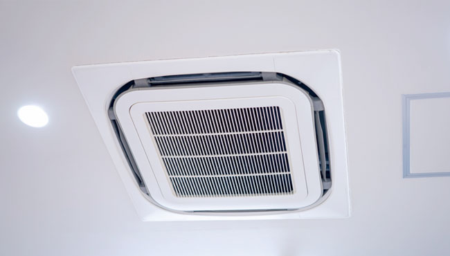 天カセエアコンとは、室内機を天井に埋め込むタイプの業務用エアコンのこと
